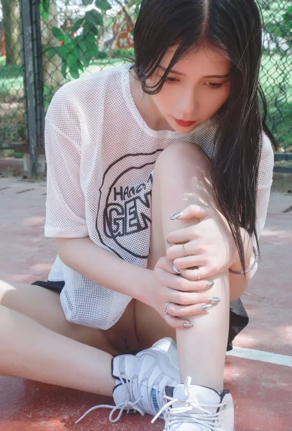 姬纪《运动场》