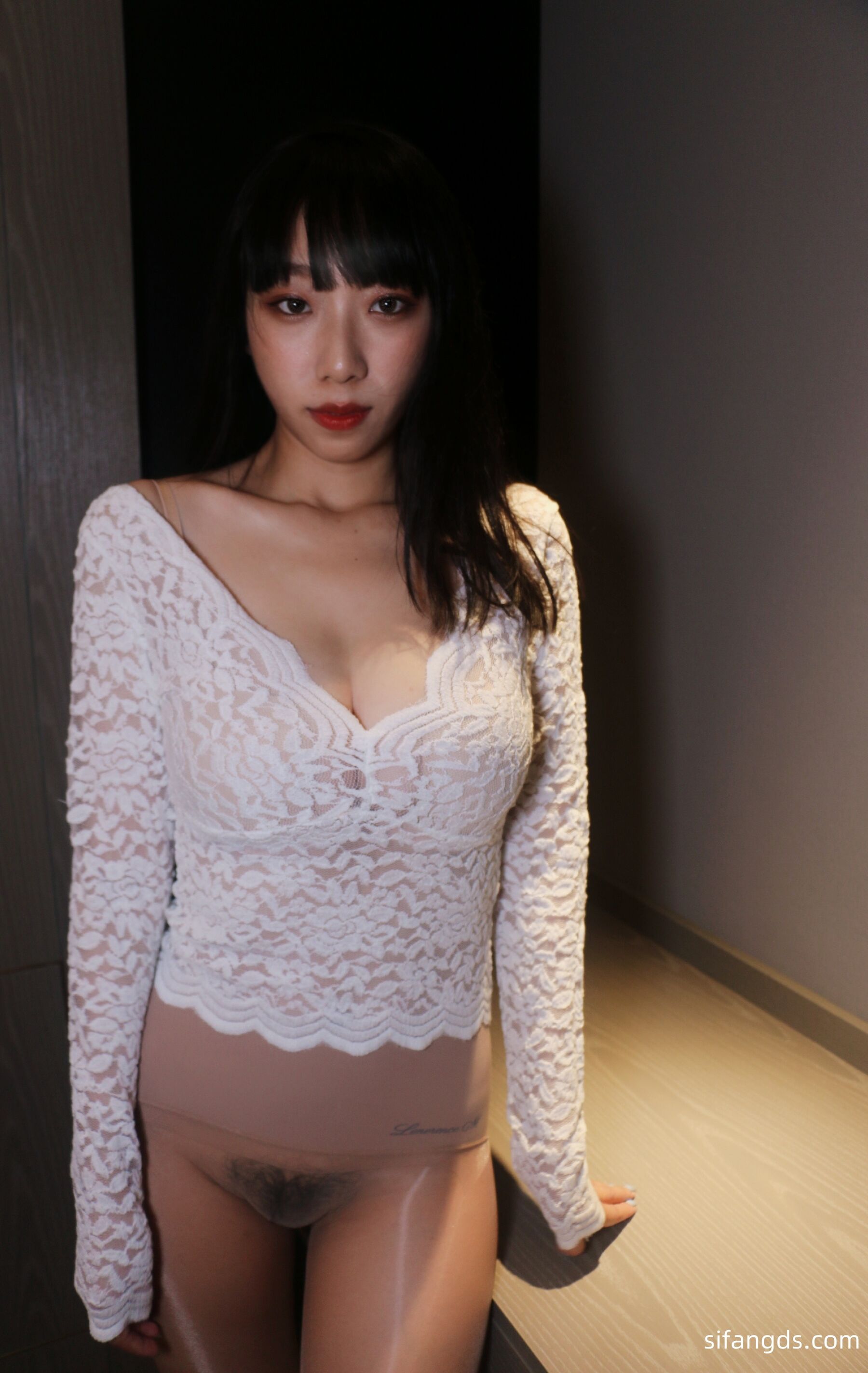 国模小水&潼潼大尺度人体私拍套图