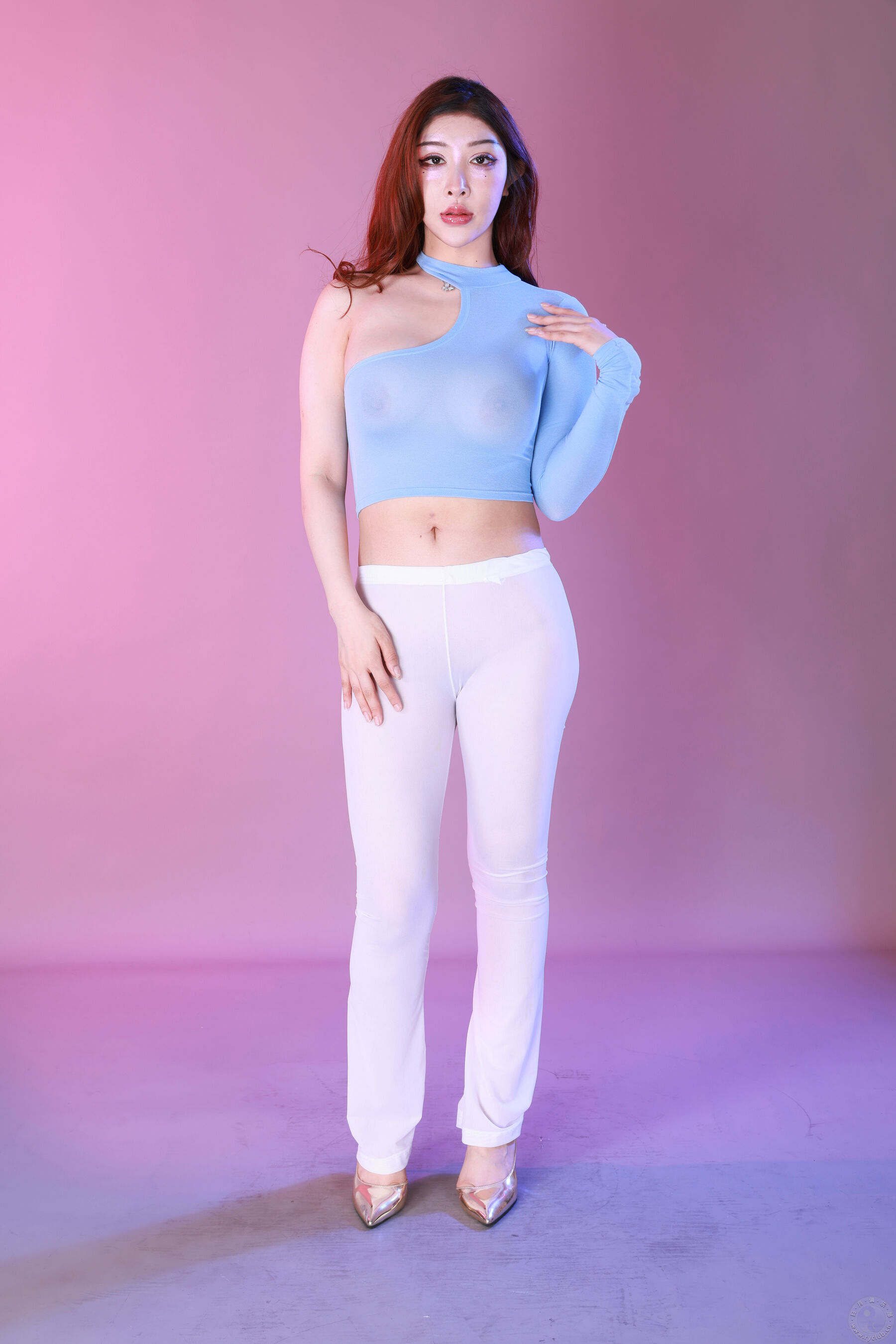 国模阿律大尺度人体私拍套图